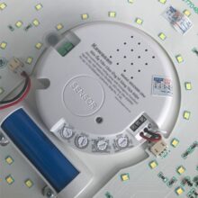 Có 4 nút chỉnh và pin dự trữ chiếu sáng khẩn cấp khi mất điện